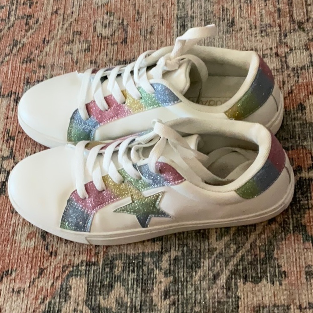 Sz. 7.5 Cloud Air white sparkling accent tennis shoes. Excellent condition.